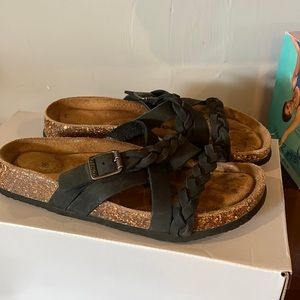 Soft leather straps and nice cushy sole. Walk in comfort this summer. Soft black